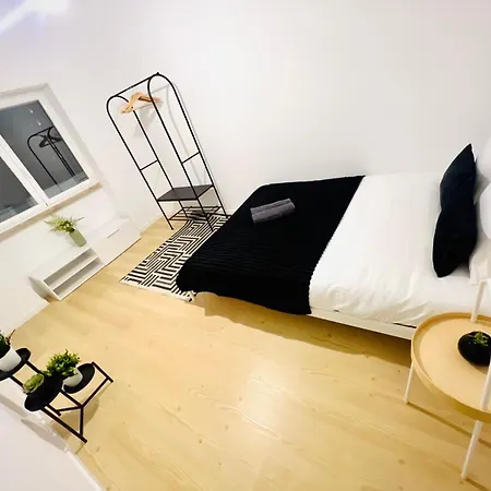Хостел Rooms, Ideal Location For Tourists