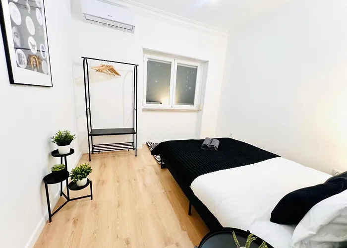 Hostel Rooms, Ideal Location For Tourists *