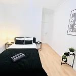 Hostel Rooms, Ideal Location For Tourists *